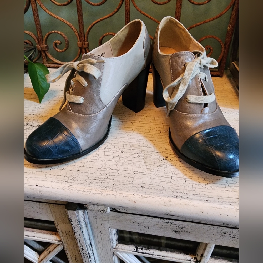 Classy heeled Oxford shoes
